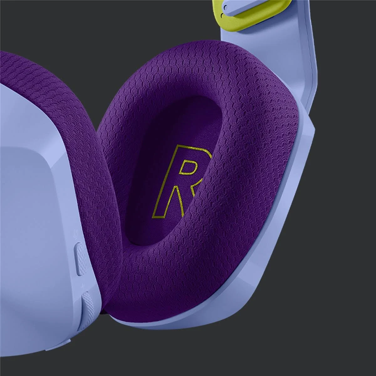 Zbliżenie zestawu słuchawkowego dla graczy. Fioletowe nauszniki z żółtym logo 'R'. Jasnoniebieski pałąk i akcenty.