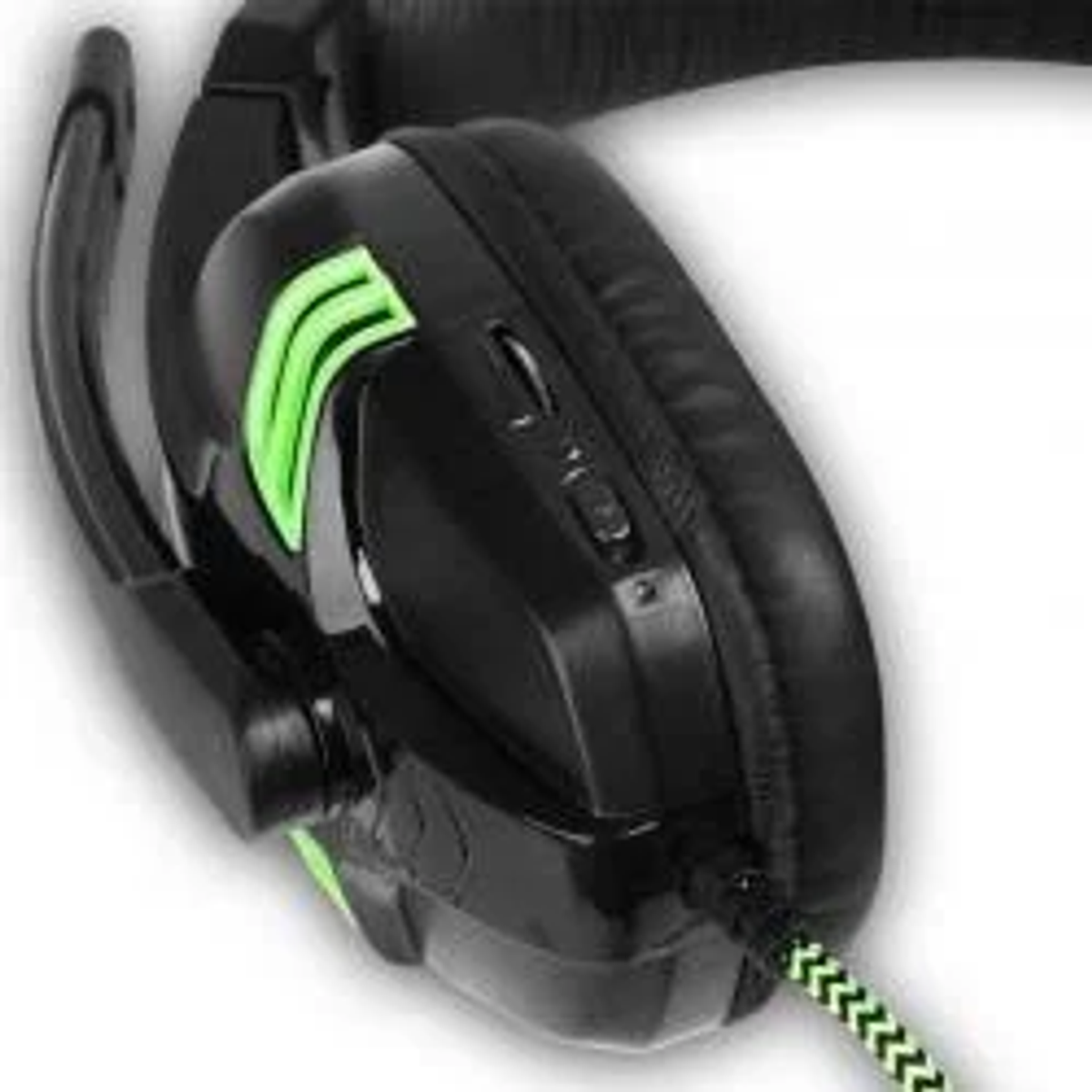 Cuffie da gioco nere e verdi. Le cuffie hanno un microfono. Lo sfondo è bianco.