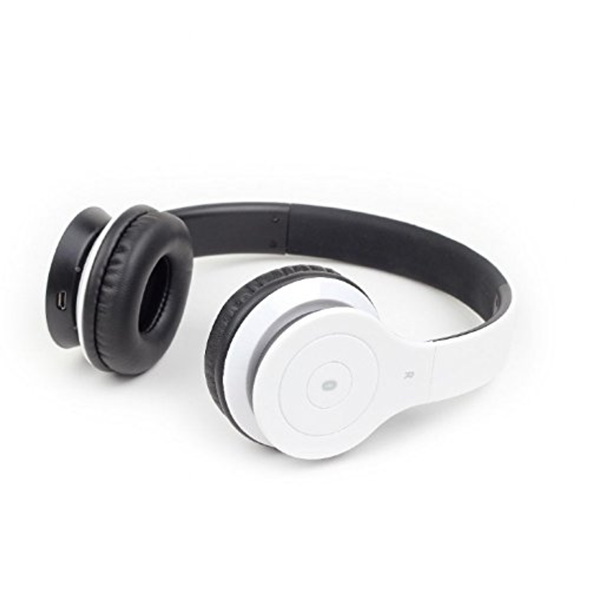 Casque blanc et noir sur une surface blanche. Design simple.