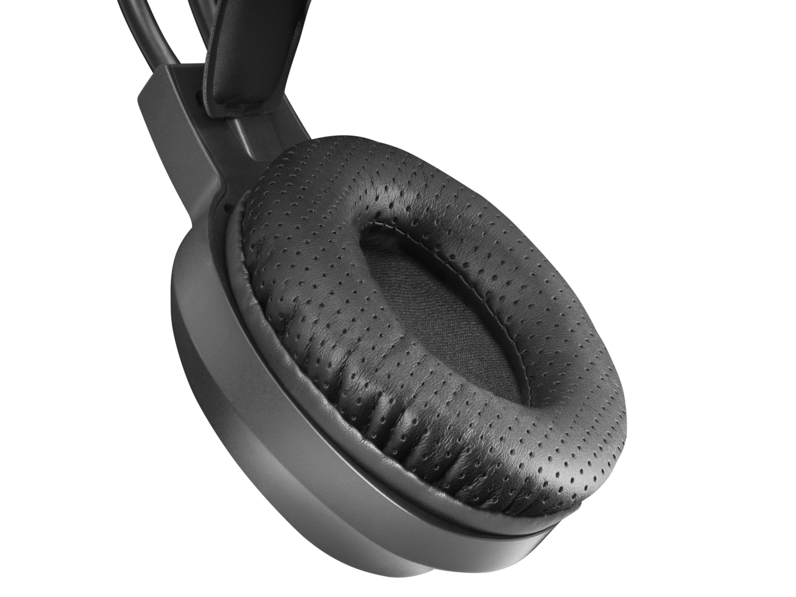 Zbliżenie czarnej słuchawki z perforowaną wyściółką, białe tło.