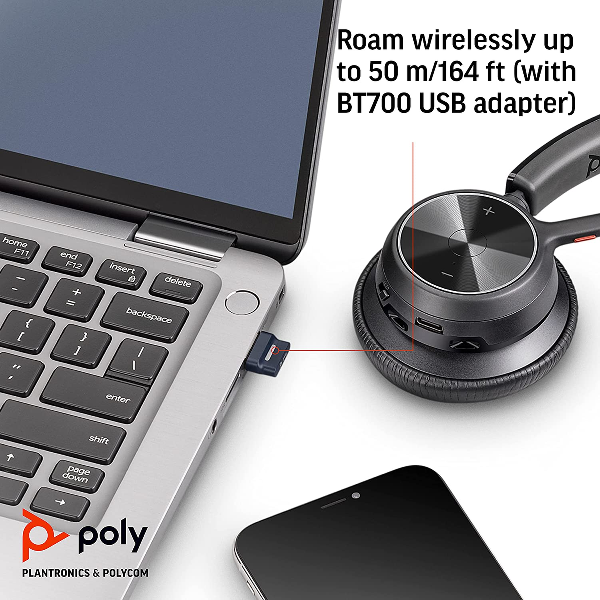 Ein Laptop mit Headset und Telefon. Eine rote Linie zeigt auf den USB-Adapter des Laptops.