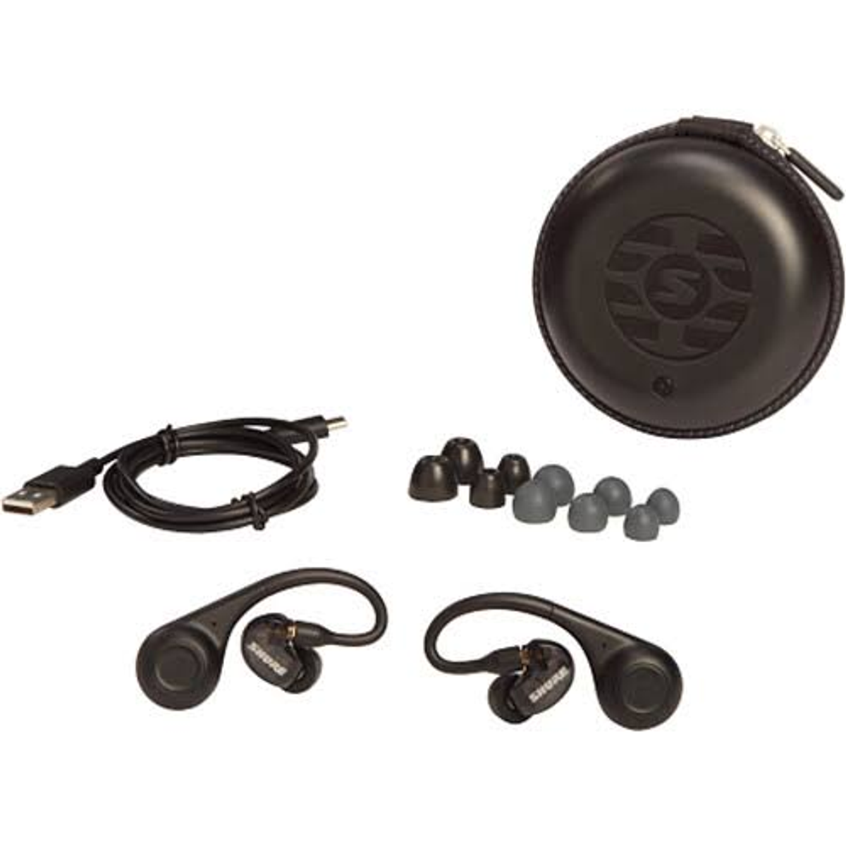 Czarne słuchawki z etui ładującym i kablem USB. Zawiera również różne wkładki douszne.