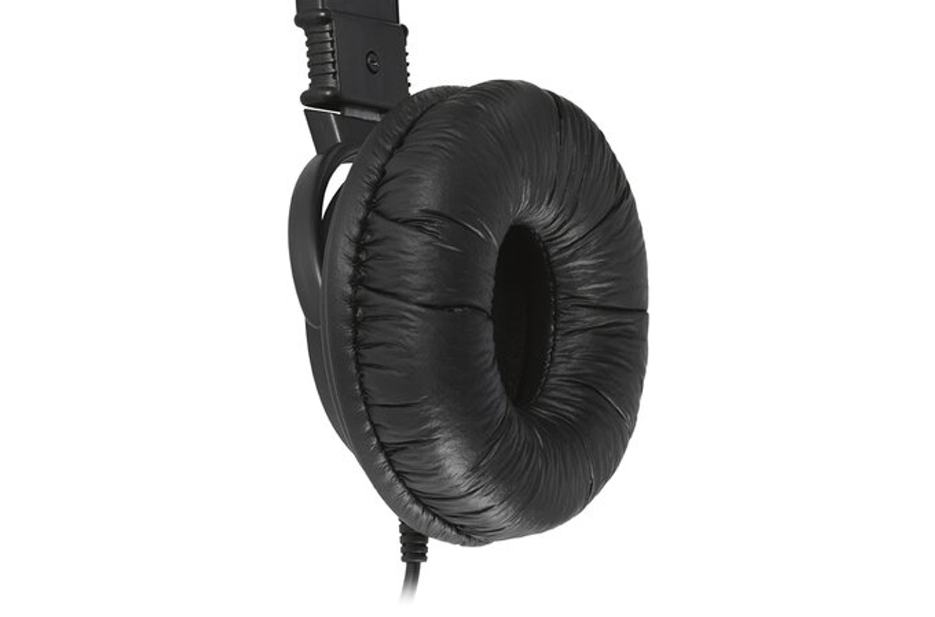 Close-up van zwarte koptelefoon met grote, zwarte, gewatteerde oorschelpen op wit.