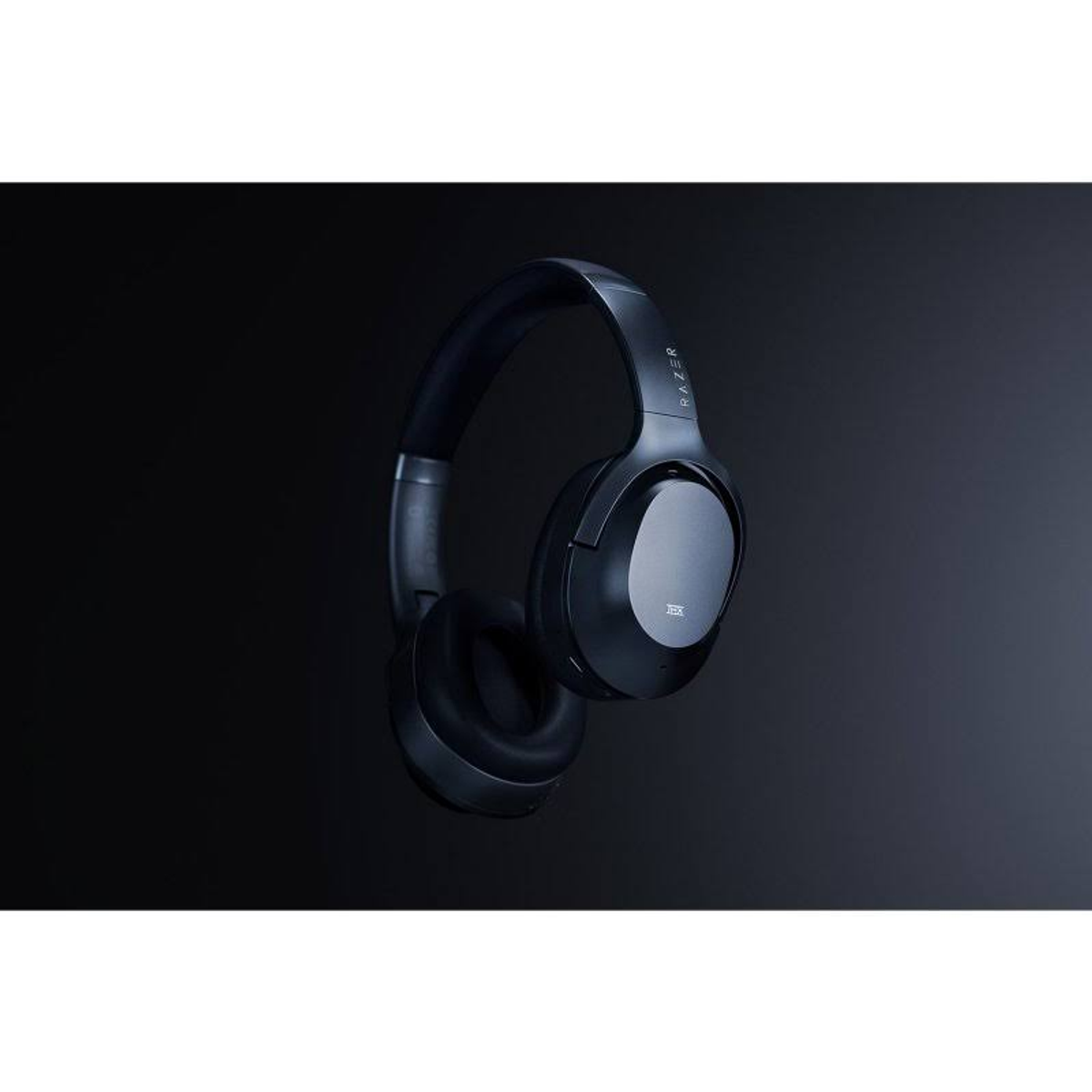 Czarne słuchawki z logo Razer. Słuchawki unoszą się w ciemności.