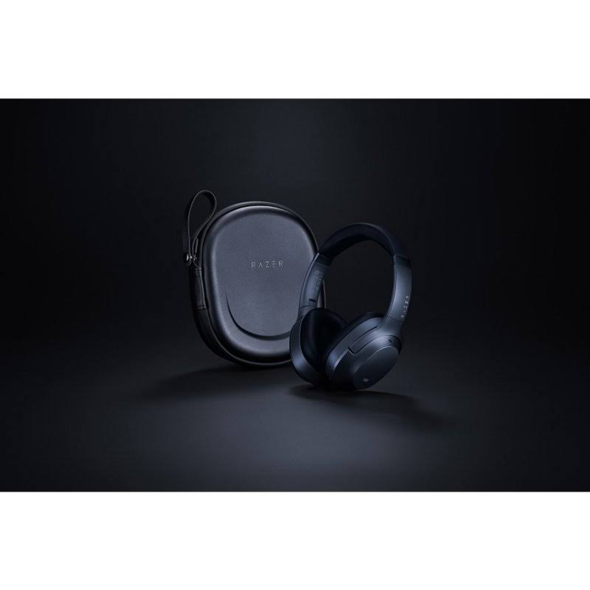 Czarne słuchawki Razer i etui. Etui jest czarne z logo Razer.