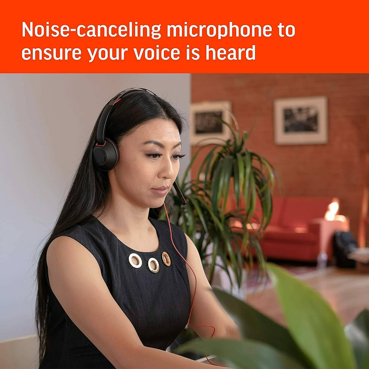 Frau mit schwarzen Kopfhörern, schaut auf Laptop. Text: "Noise-canceling microphone...".