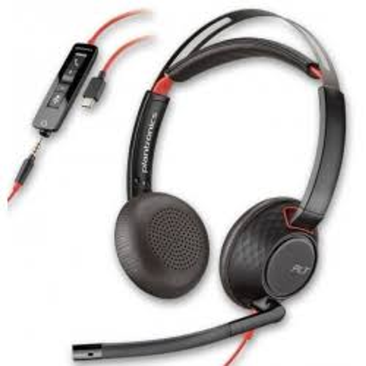 Schwarzes Headset mit rotem Kabel, Mikrofon und USB-Anschluss. Weißer Hintergrund.