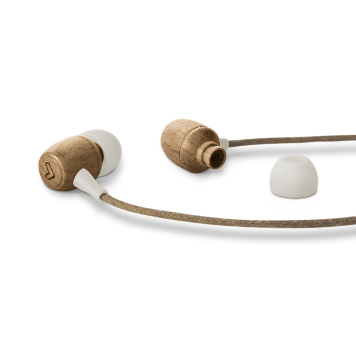 Ohrhörer aus Holz mit weißen Ohrspitzen, braunes Kabel und weißer Hintergrund.