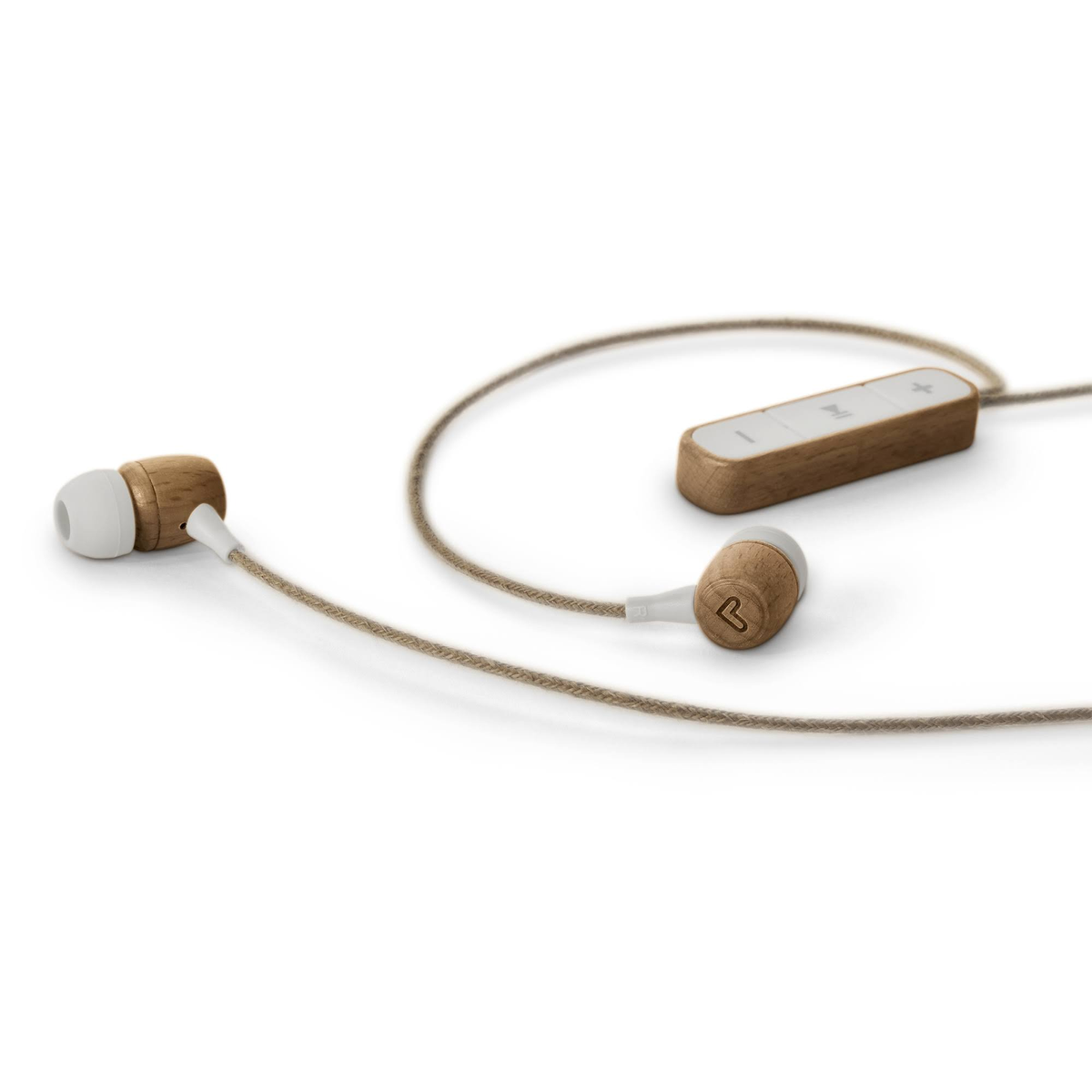 Zwei weiße Ohrhörer mit Holz-Akzenten, verbunden durch ein beiges Kabel. Ein Steuermodul ist auch sichtbar.