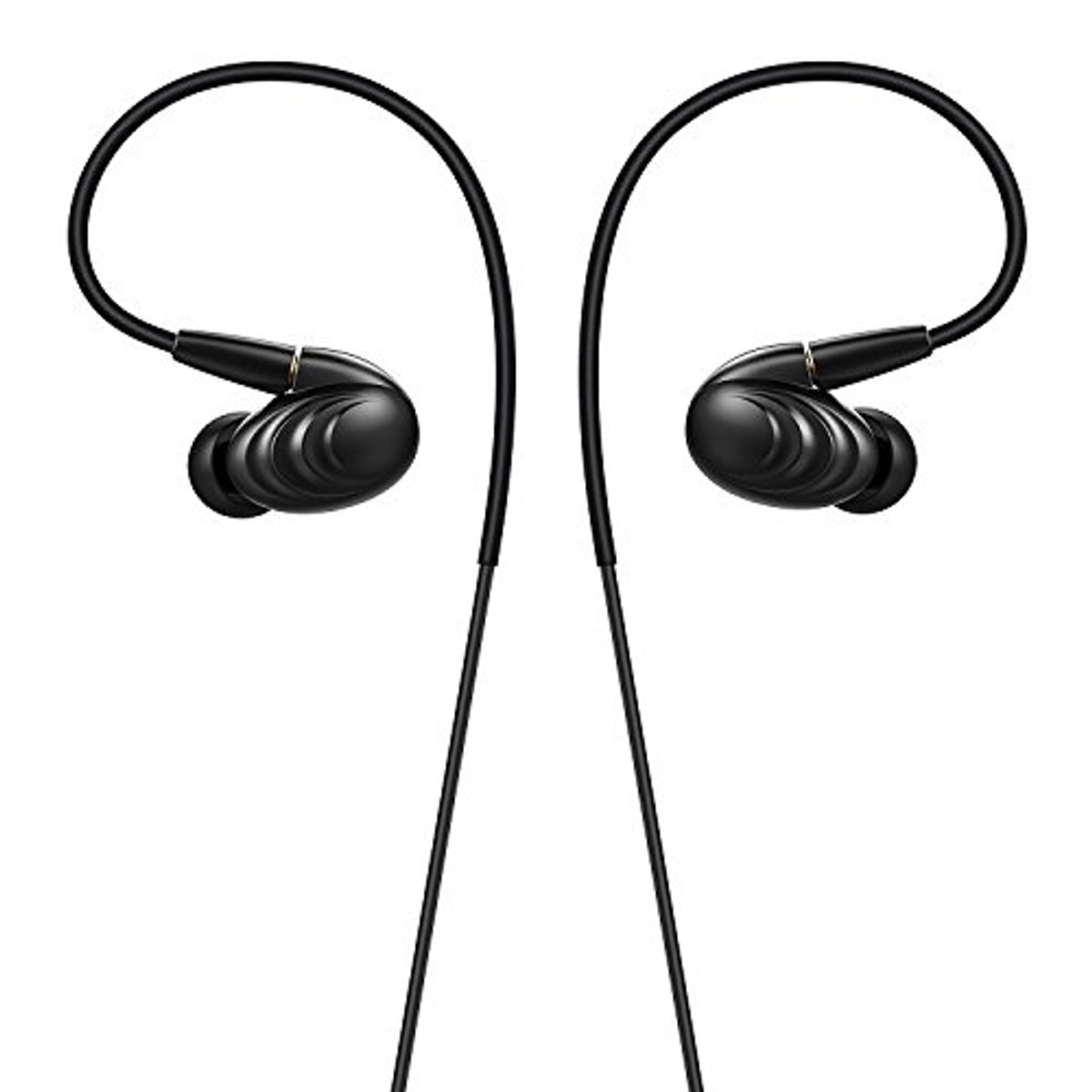 Auriculares negros. El cable va sobre la oreja. Fondo blanco.