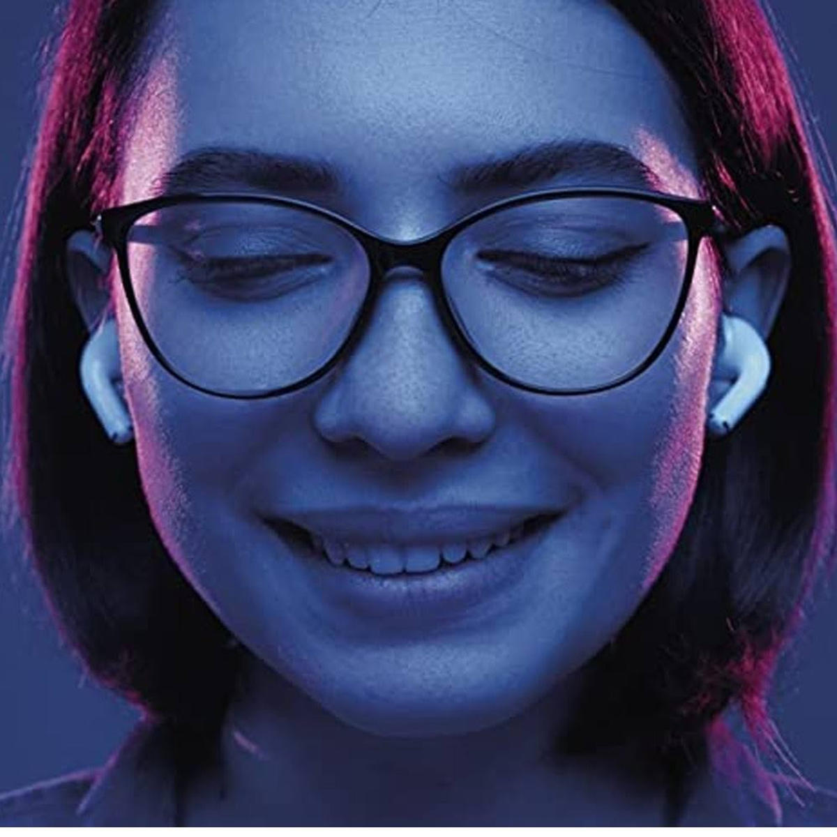 Kobieta w okularach nosząca białe słuchawki, uśmiechnięta. Tło to niebiesko-fioletowy gradient.