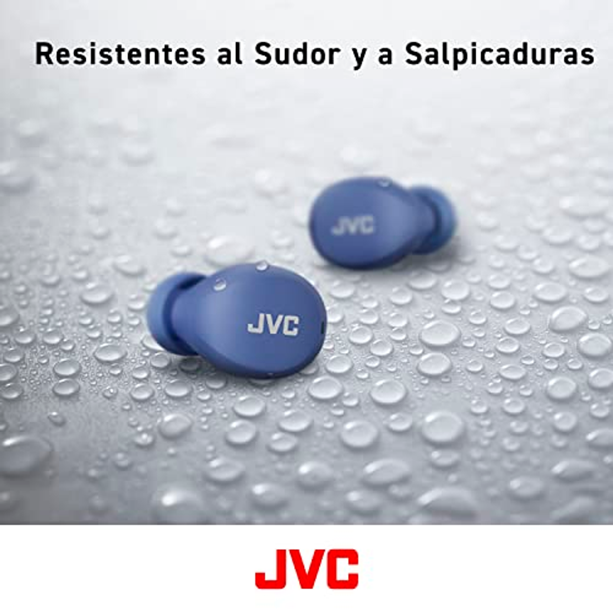 Auricolari blu su una superficie bagnata con logo e testo JVC, sfondo bianco.
