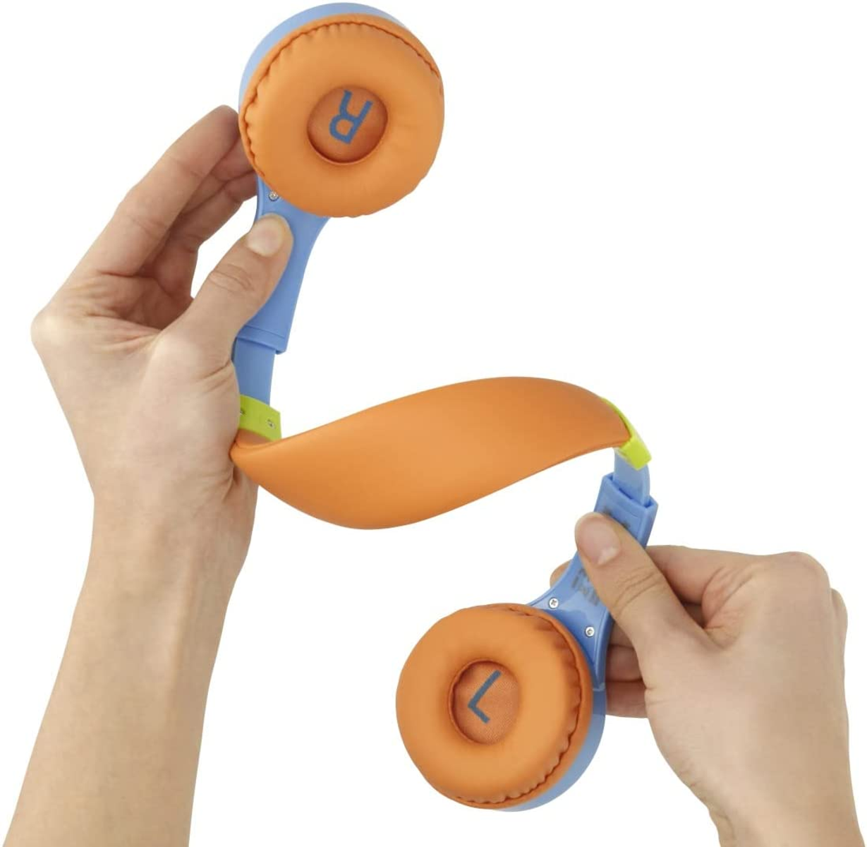 Dłonie trzymające złożone niebiesko-pomarańczowe słuchawki. Na nausznikach oznaczenia 'R' i 'L'.