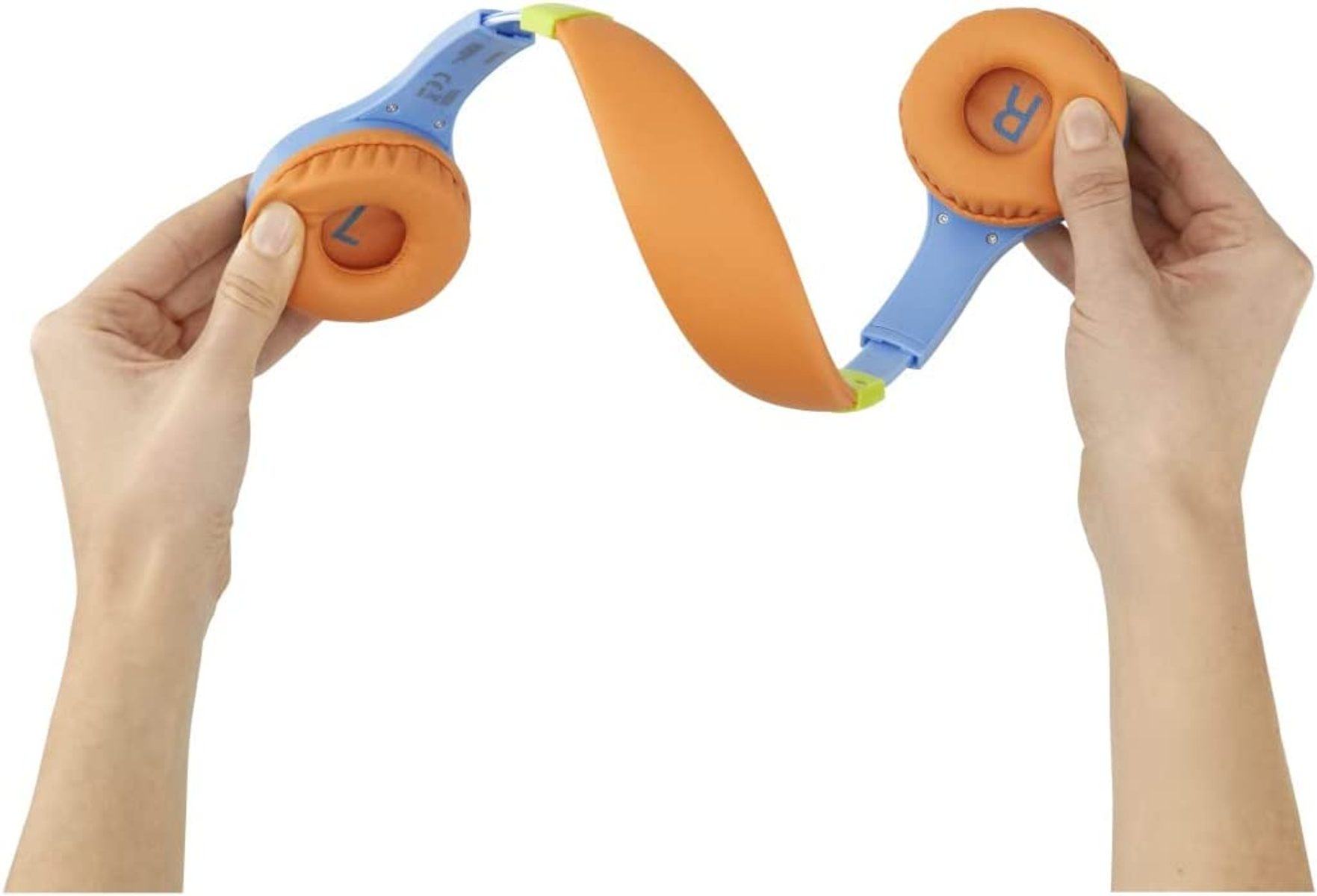 Dłonie trzymają składane niebiesko-pomarańczowe słuchawki. Litery „L” i „R” są widoczne na nausznikach.