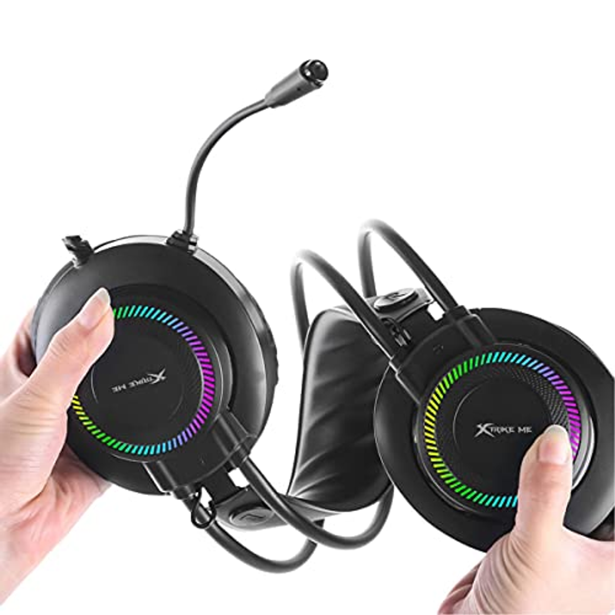 Auriculares gaming negros, sostenidos por manos. Las orejeras tienen luces LED de colores y la marca Xtrike Me.