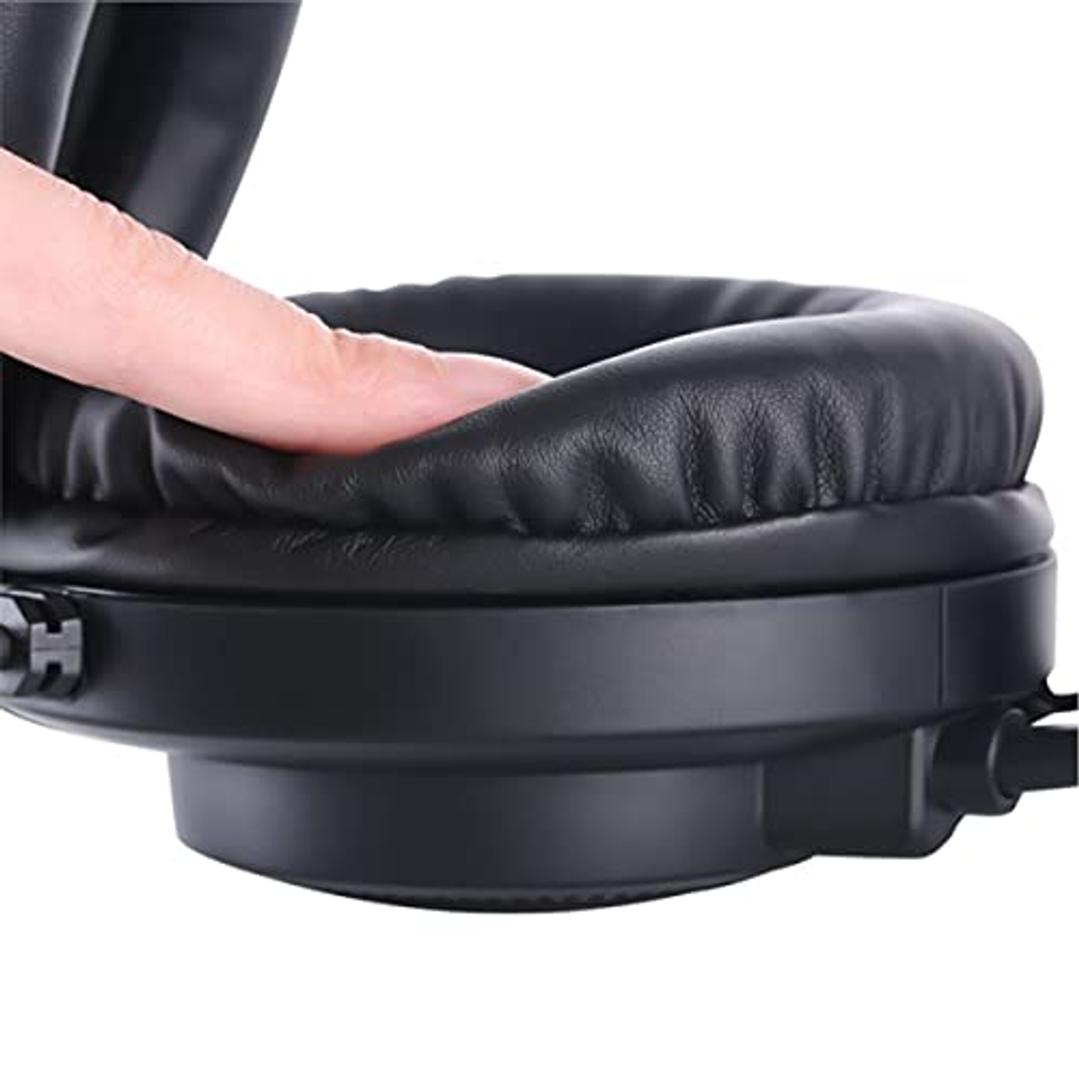 Primer plano de un auricular negro, mostrando el acolchado suave.