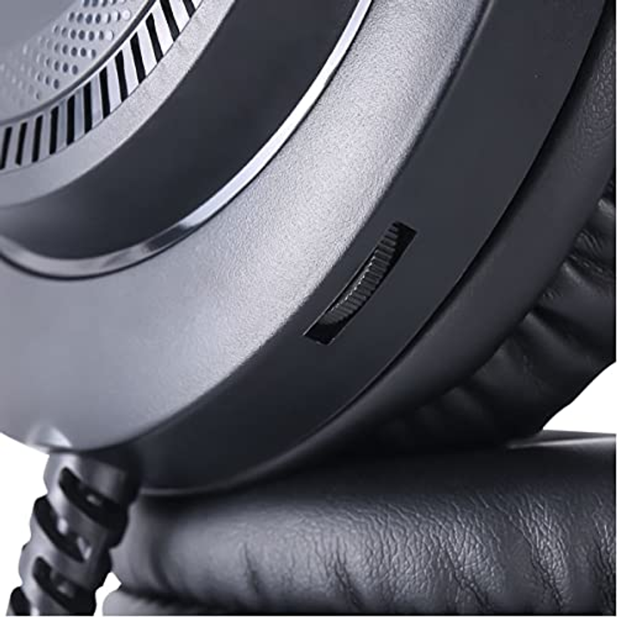 Primer plano de un auricular negro, que revela la rueda de control de volumen. Las texturas son visibles.
