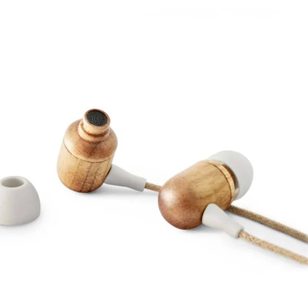 Kopfhörer aus Holz mit weißem Ohrstöpsel und beigefarbenem Kabel. Auf weißer Oberfläche platziert.