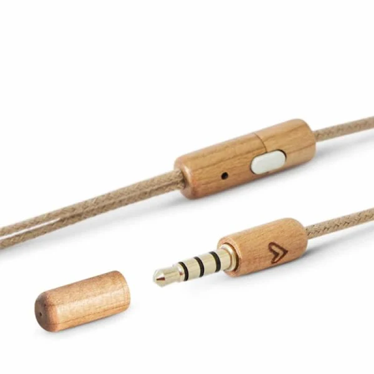 Holzoptik-Ohrhörer und Bedienelemente. Der Stecker ist freigelegt. Auf weißem Grund.