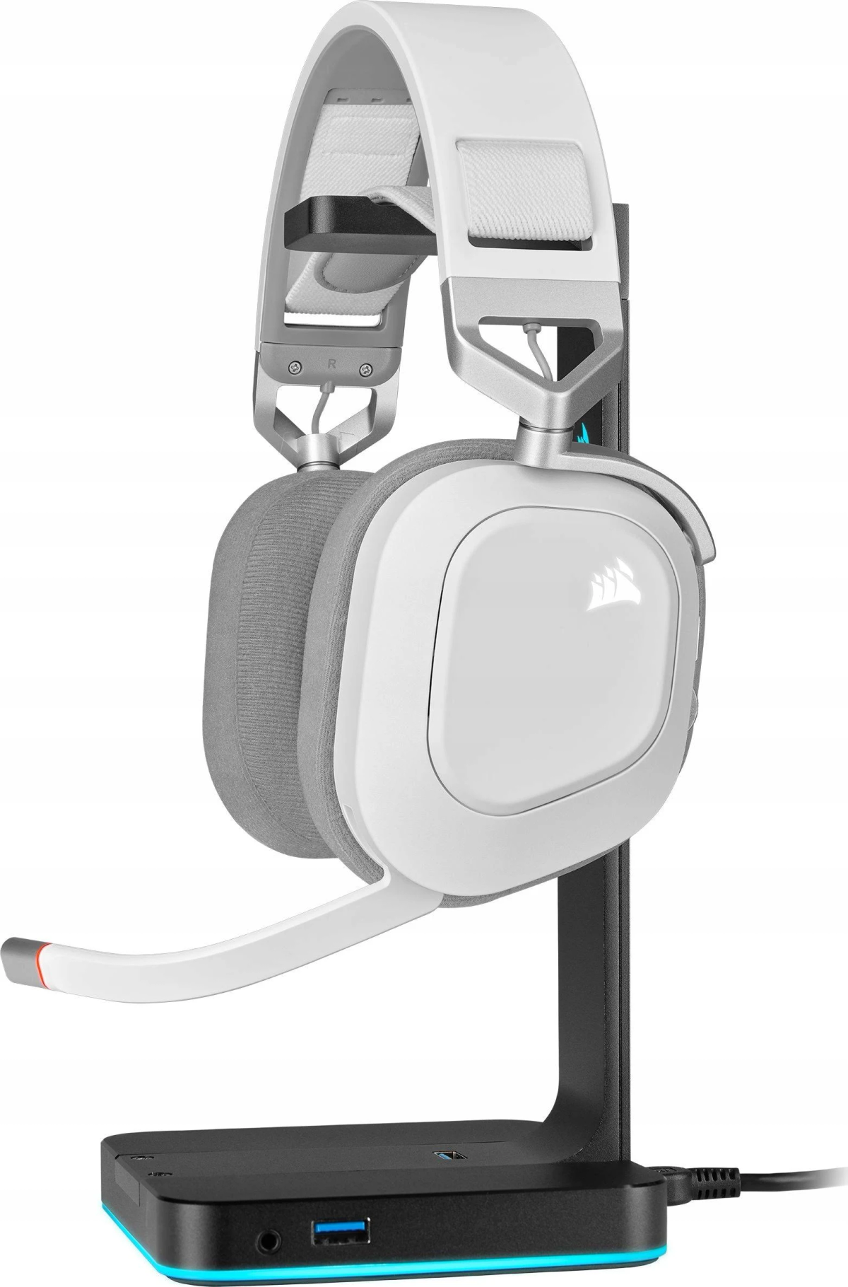 Białe słuchawki z szarymi nausznikami, mikrofonem i czarnym stojakiem z niebieskim światłem.