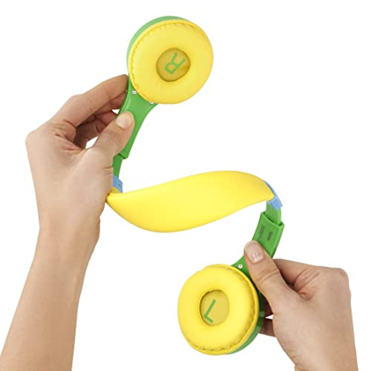 Ręce trzymają żółte i zielone składane słuchawki.