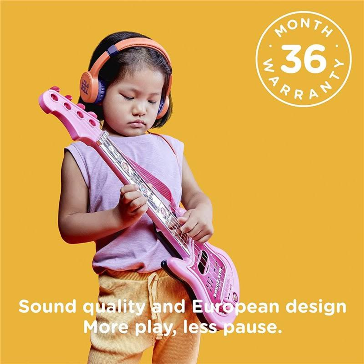 Dziewczynka gra na różowej gitarze z pomarańczowymi słuchawkami, żółte tło.