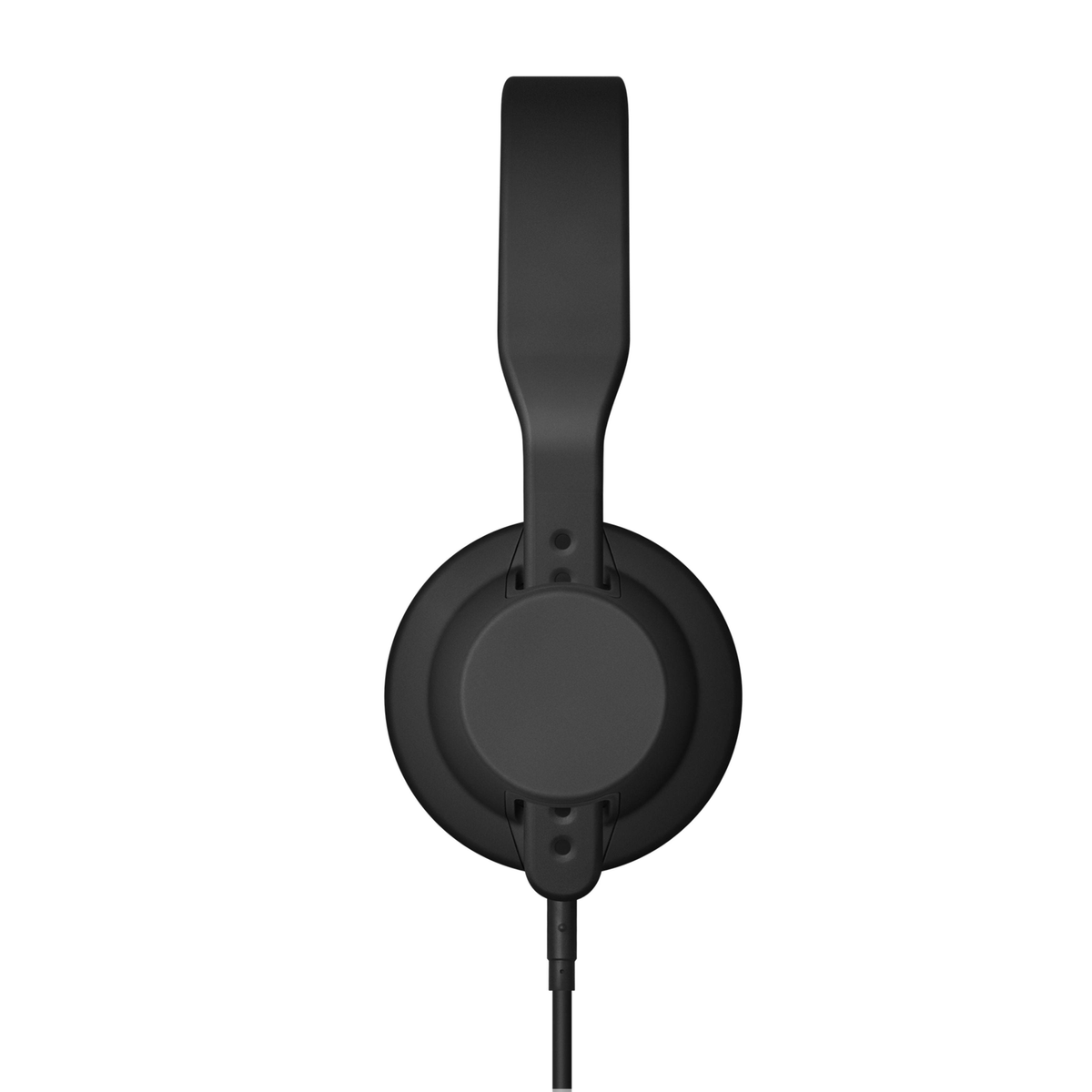 Casque noir, vue de dessus. Le casque est plié. Un câble noir est attaché à l'écouteur gauche.