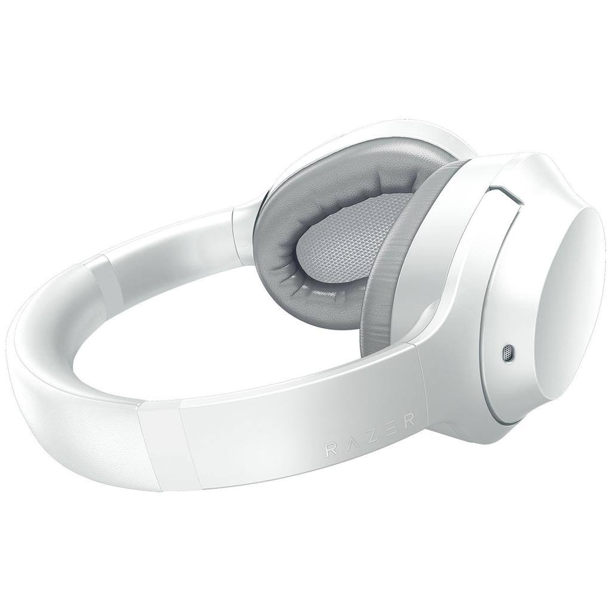 Białe słuchawki Razer na białym tle. Szare nauszniki. Widoczna nazwa marki RAZER.