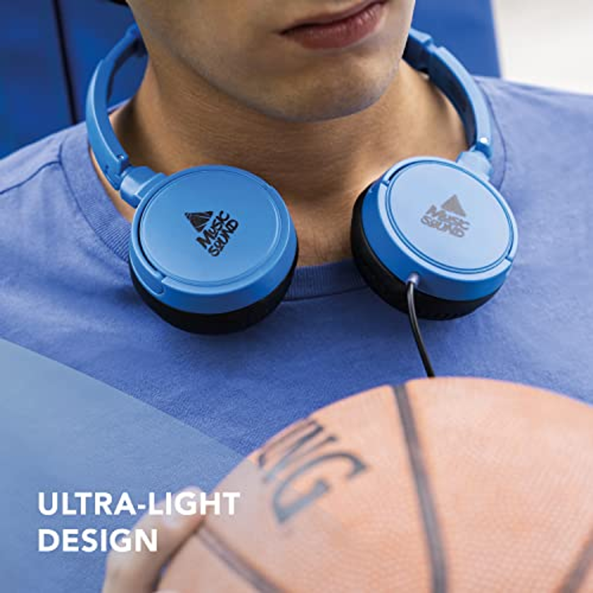 Eine Person trägt blaue Kopfhörer, im Vordergrund ein Basketball. Text: 'Ultra-leichtes Design'.