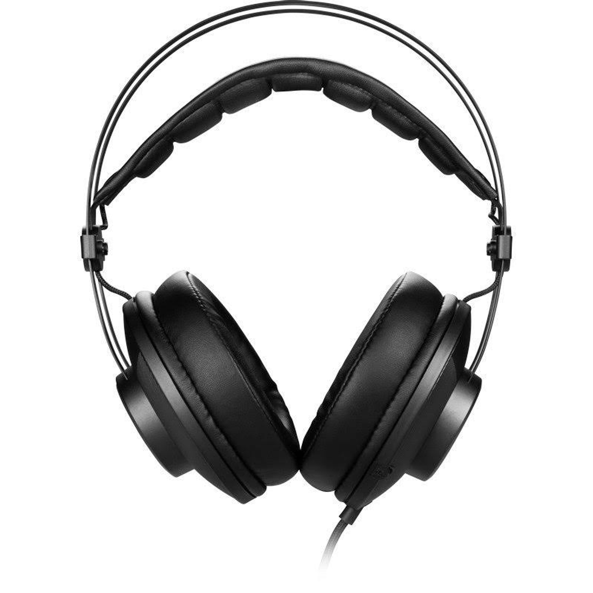 Auriculares negros con almohadillas, vista en ángulo. Cable negro, fondo blanco.