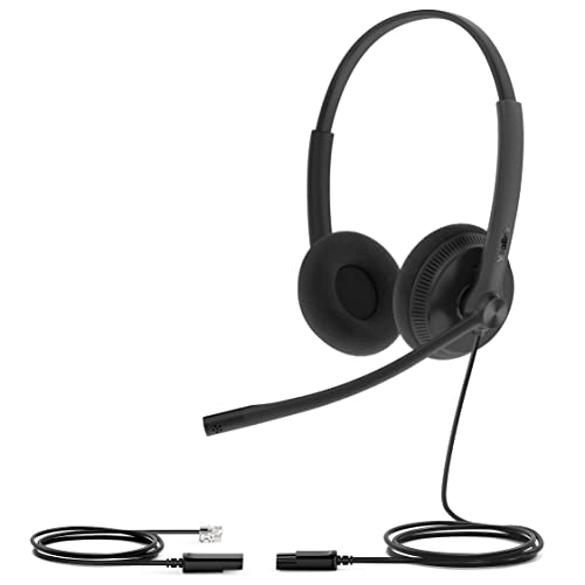 Auriculares negros con micrófono, sobre fondo blanco. Dos conectores.