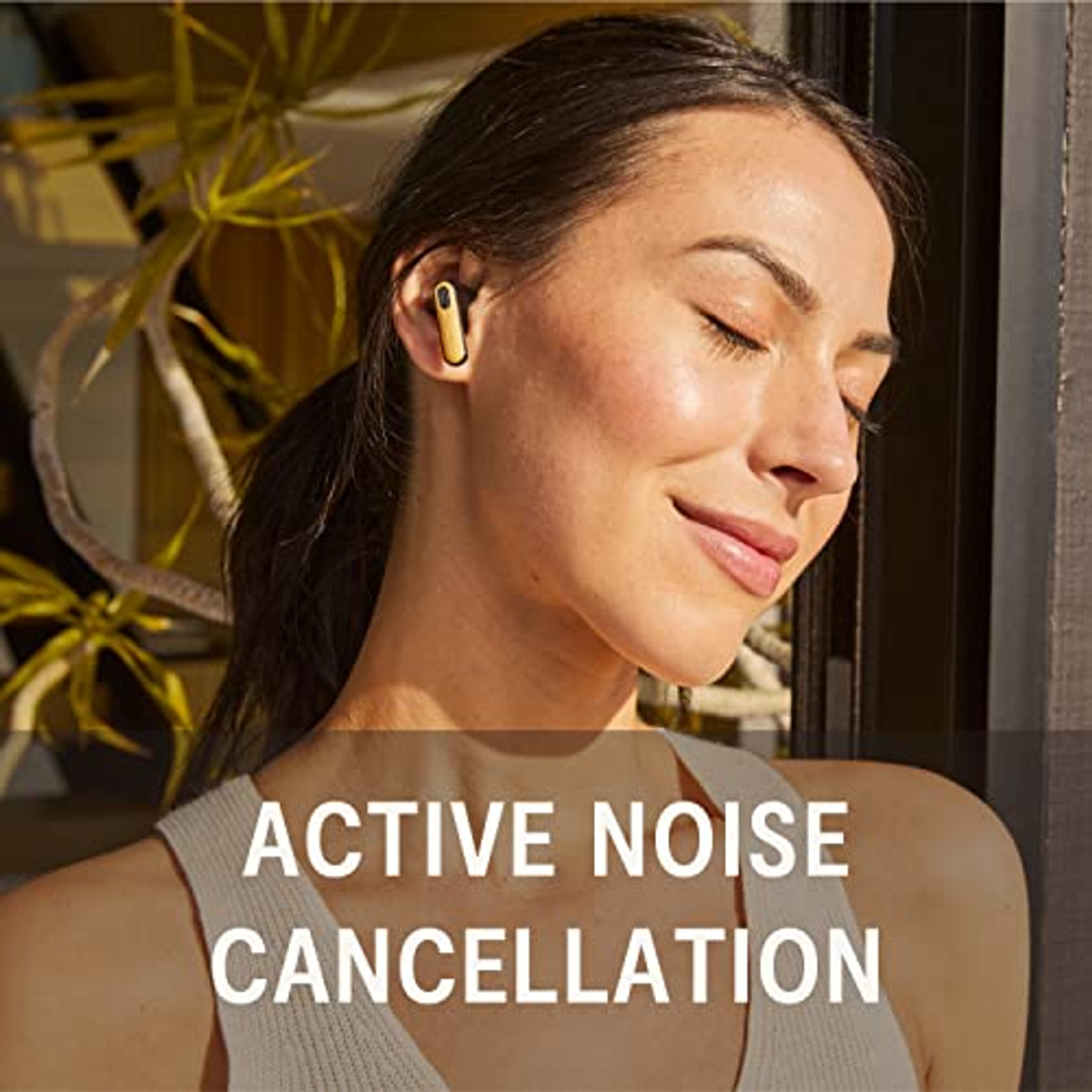 Frau mit Ohrhörern, lächelt. Text: Active Noise Cancellation. Hintergrund ist eine verschwommene Szene im Freien.