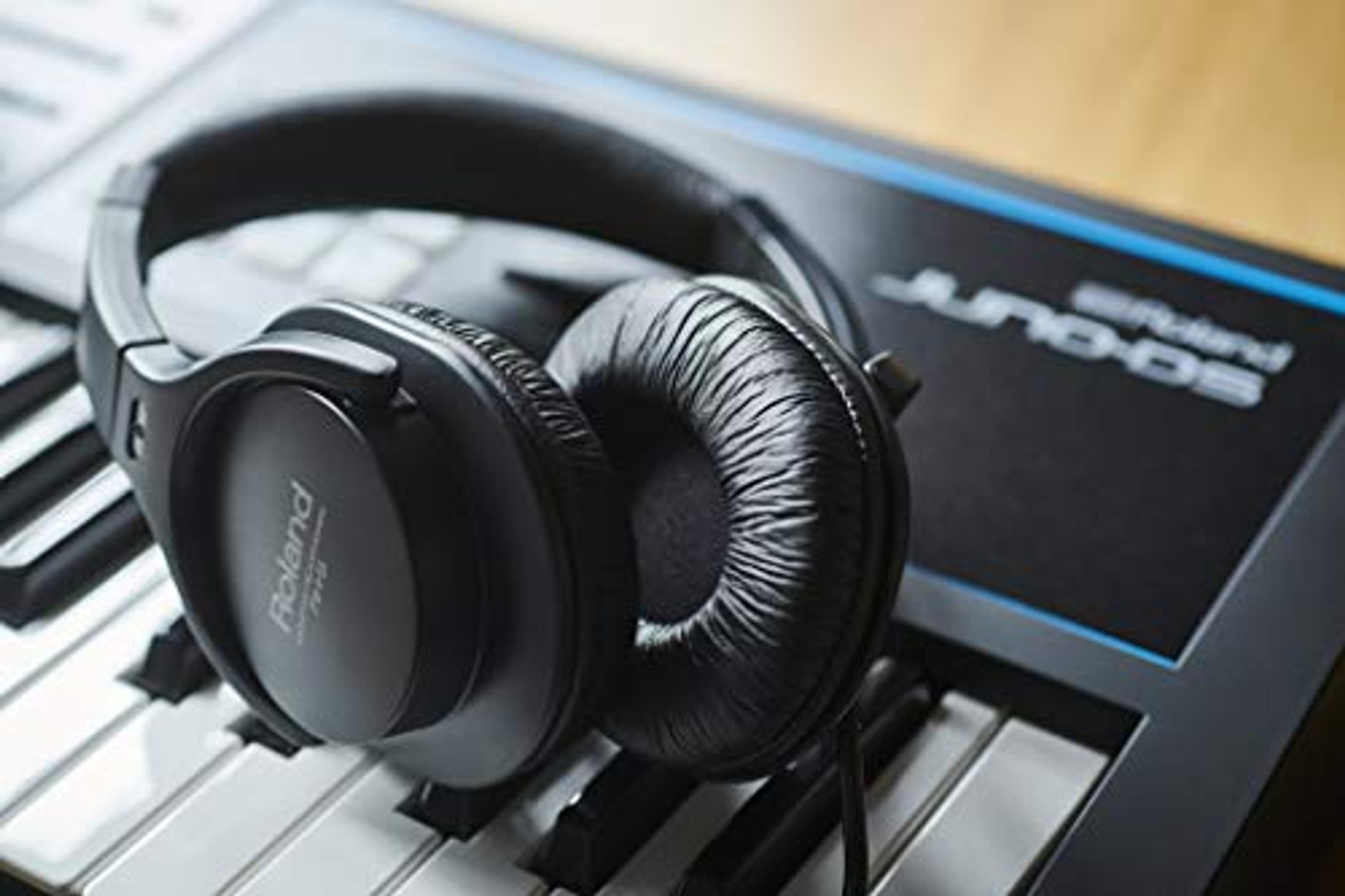 Casque noir sur un clavier avec un design bleu et noir.