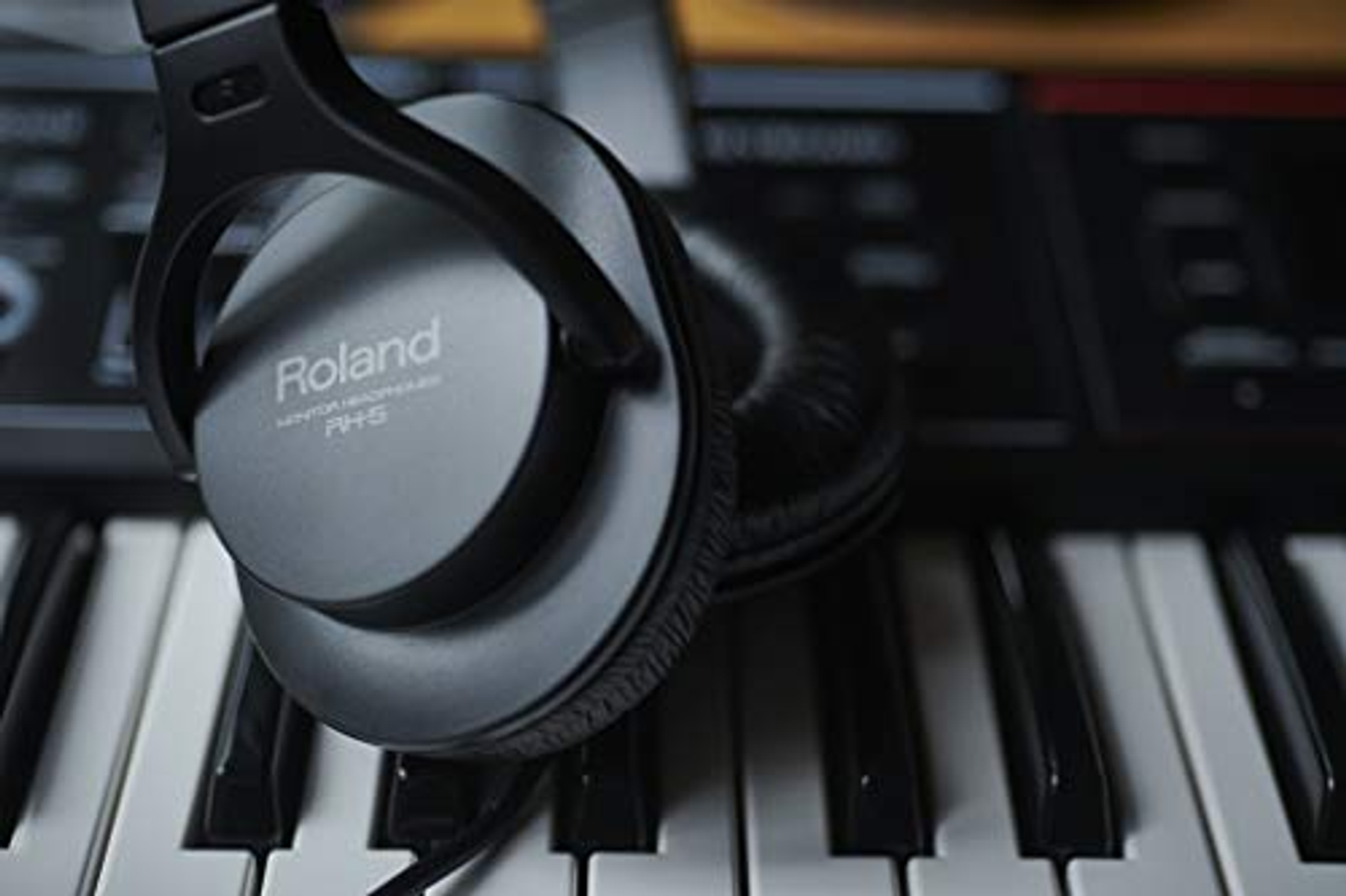 Casque Roland noir sur un clavier.