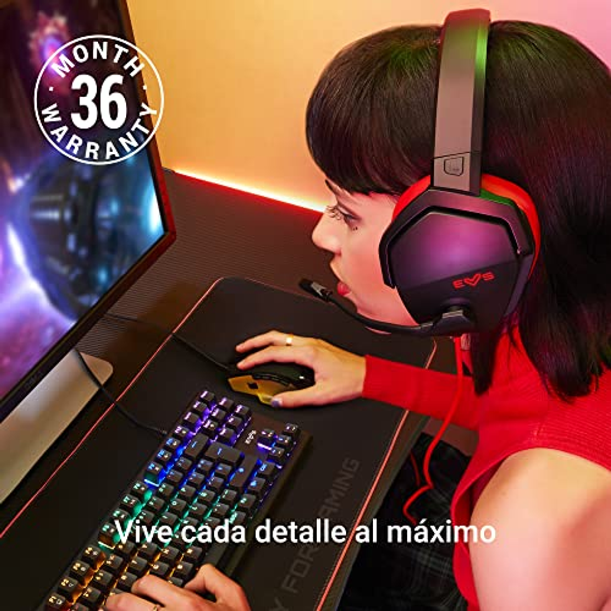 Kobieta w słuchawkach do gier, używa klawiatury i myszy przy biurku.