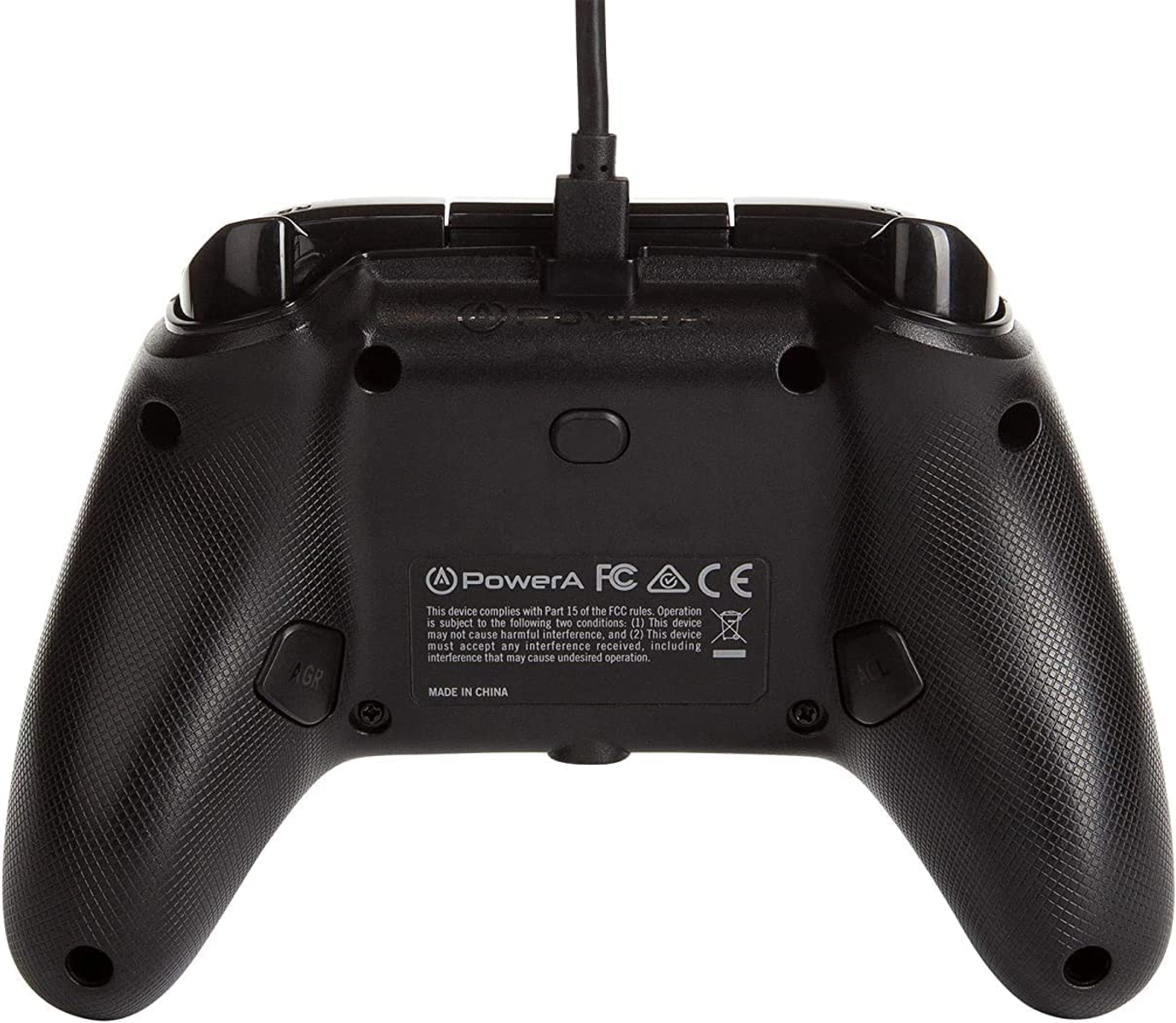 Controller di gioco nero, vista inferiore, con pulsanti e cavo su sfondo bianco.