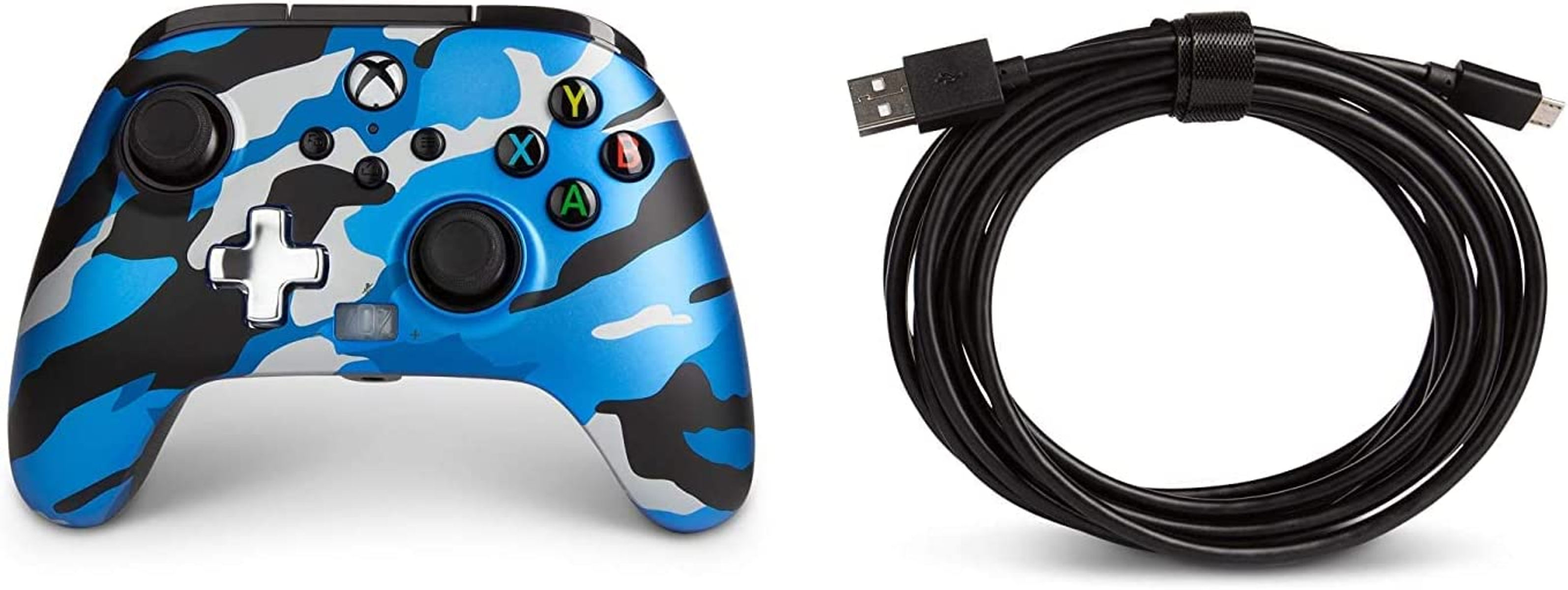 Controller Xbox mimetico blu e un cavo USB nero su sfondo bianco.