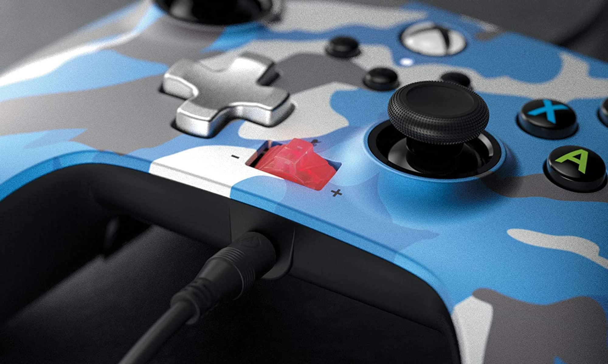 Controller Xbox mimetico blu, che mostra interruttore rosso e cavo collegato.
