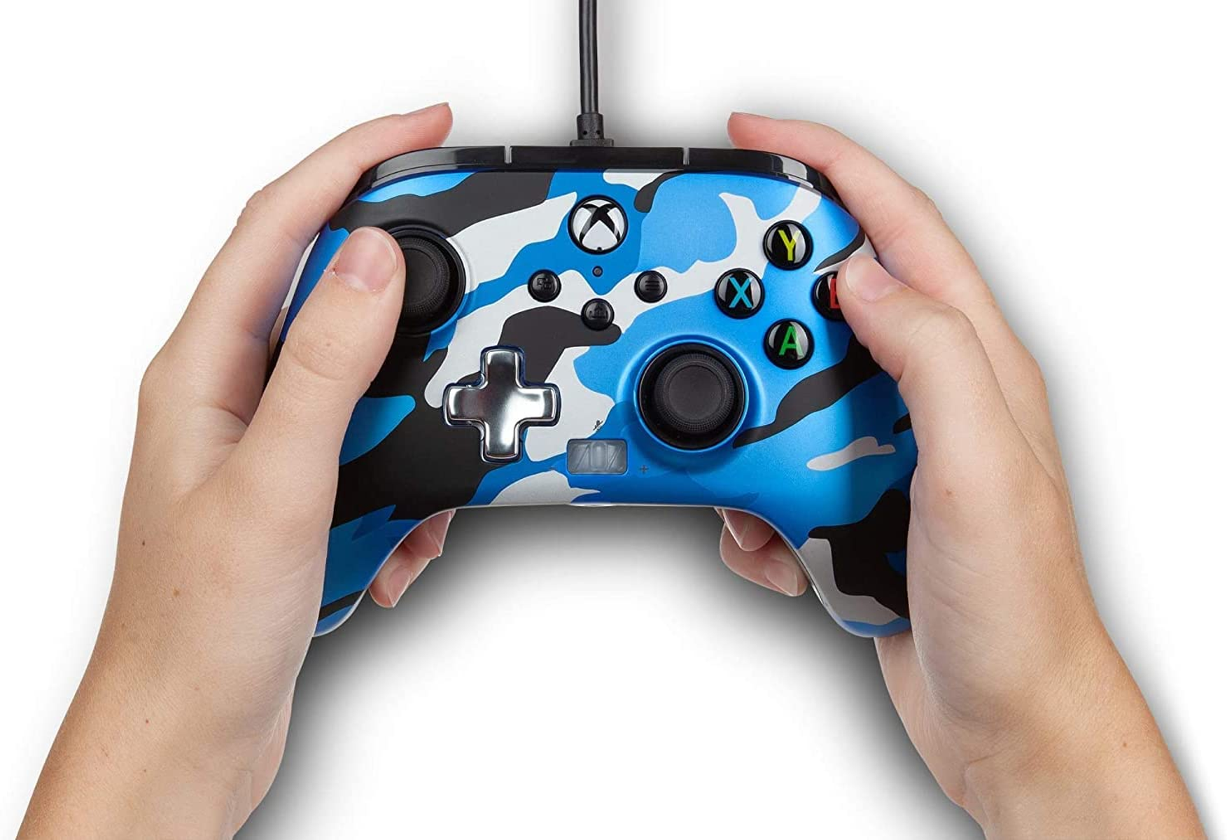 Mani che tengono un controller Xbox blu e nero. Il controller ha pulsanti e joystick.
