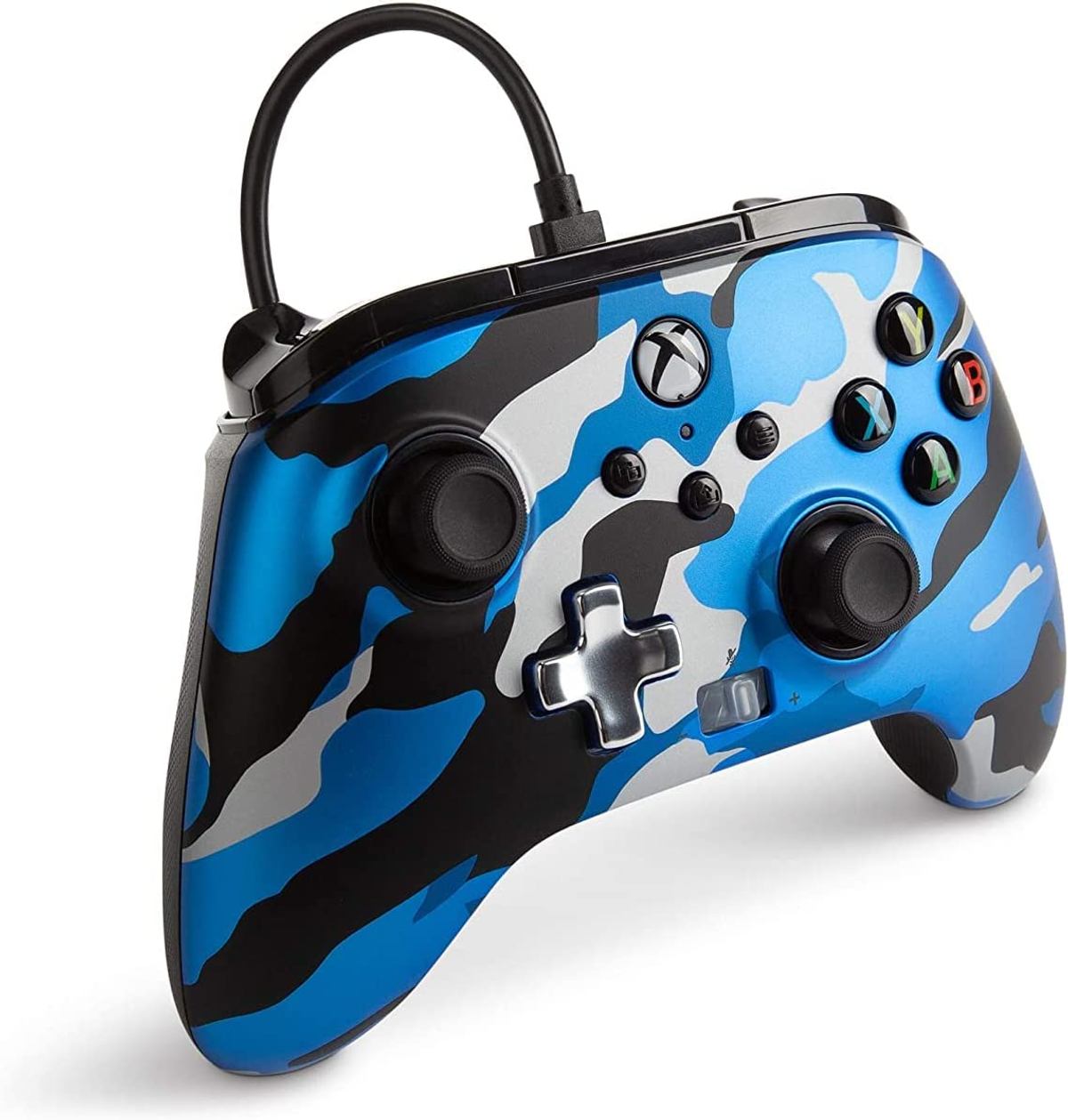 Controller Xbox mimetico blu, nero e grigio con cavo collegato.