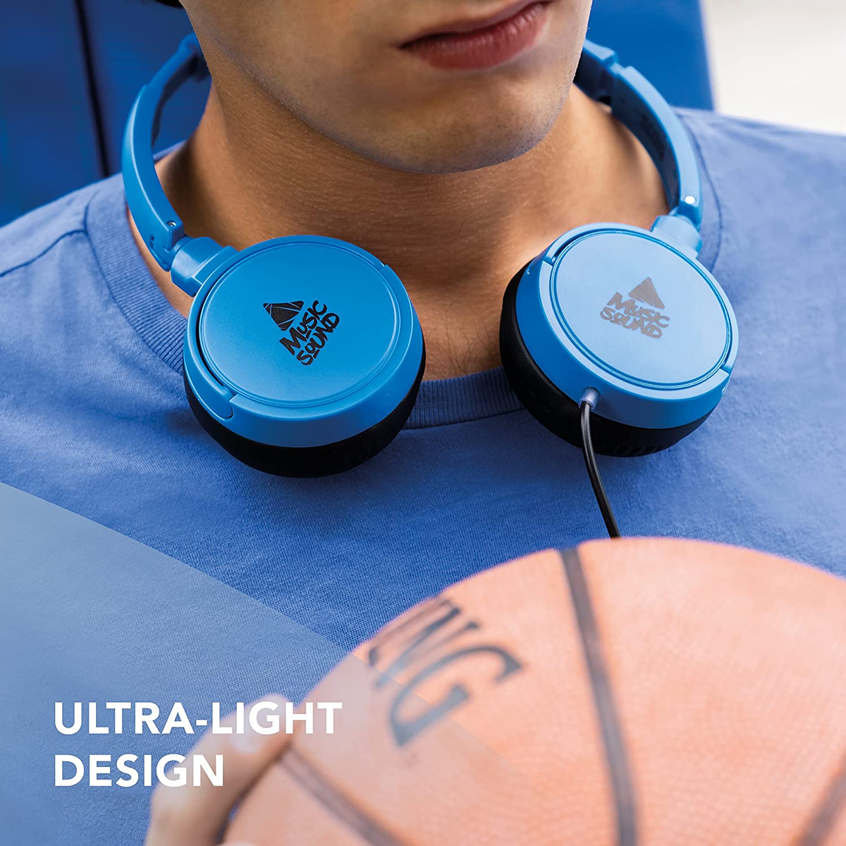Persona con auriculares azules, sosteniendo un baloncesto, texto 'Diseño ultraligero'.
