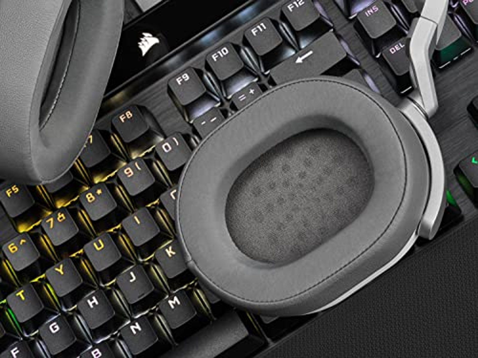 Szare słuchawki na klawiaturze. Tło to klawiatura.