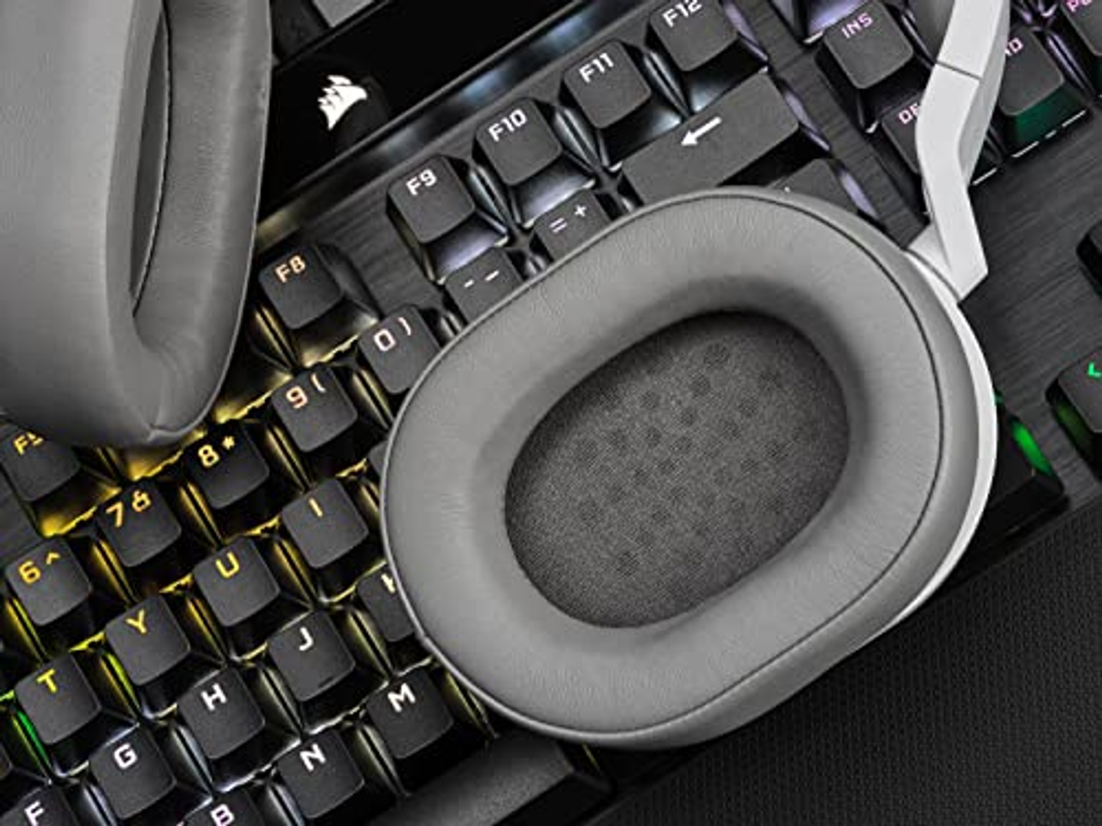 Nausznica słuchawek na klawiaturze.