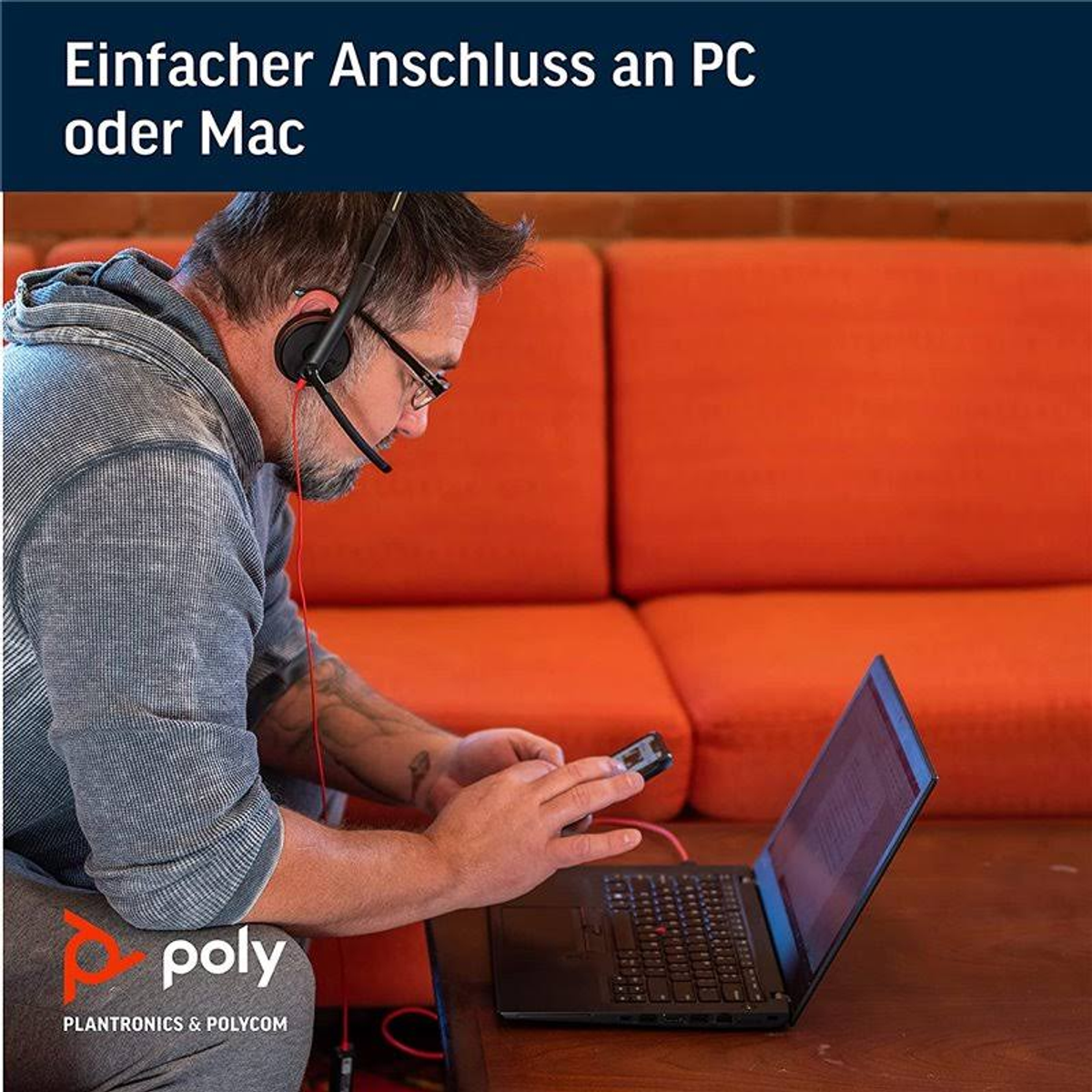 Mężczyzna w zestawie słuchawkowym, używa laptopa. Tekst: 'Łatwe połączenie z PC lub Mac'.