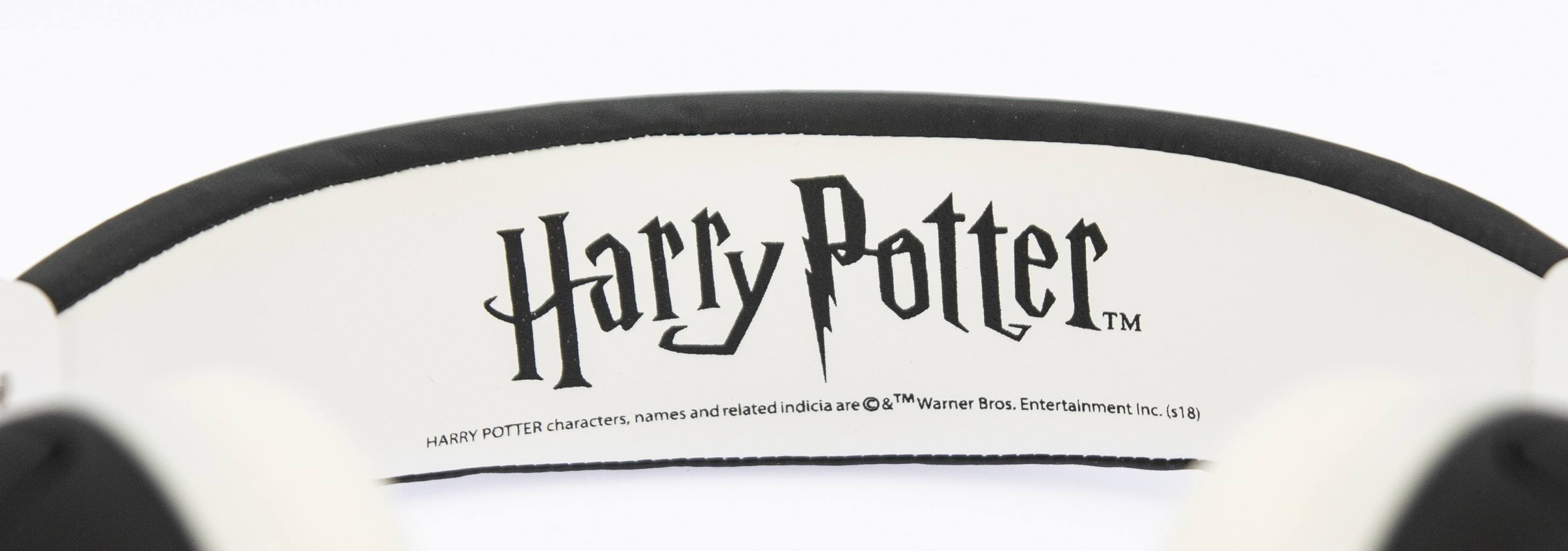 Stirnband mit Harry Potter Logo. Das Logo ist schwarz auf weißem Hintergrund gedruckt.