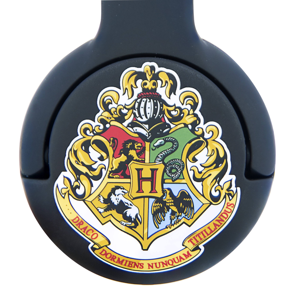 Schwarzer Kopfhörer-Ohrmuschel mit dem Harry-Potter-Wappen darauf.