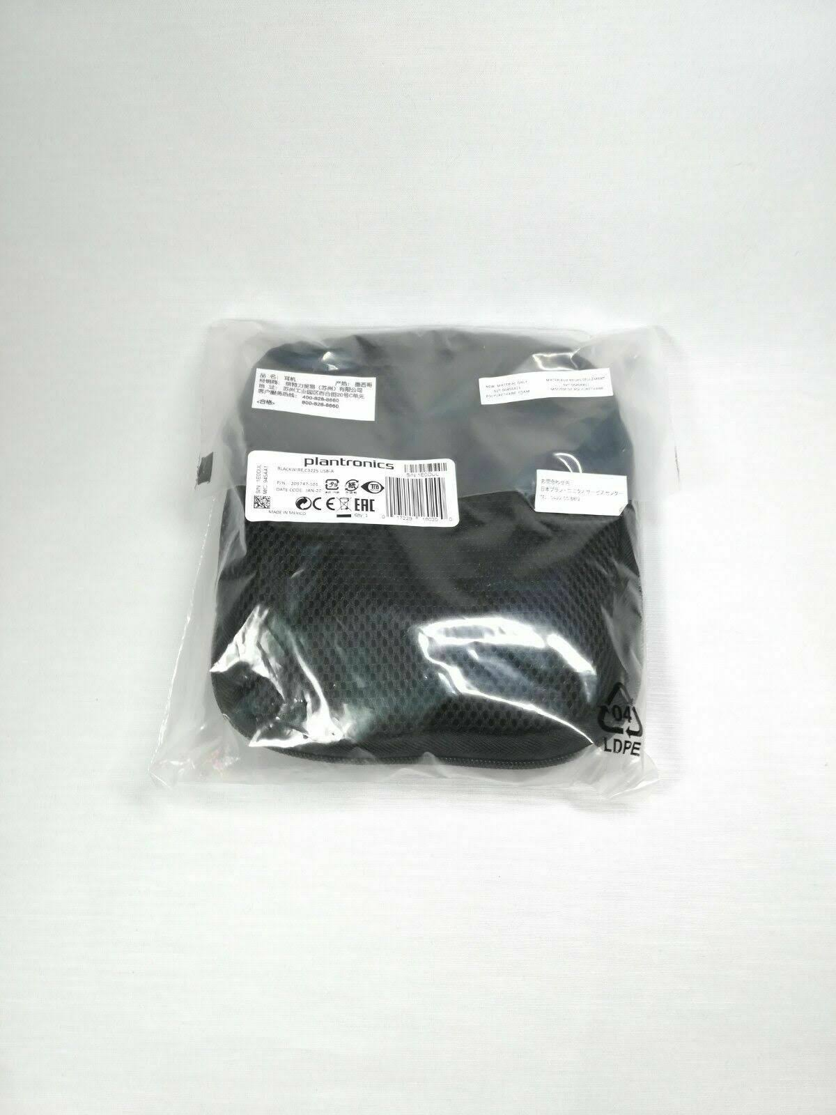 Casque noir dans un sac en plastique transparent, avec étiquettes. Fond blanc.
