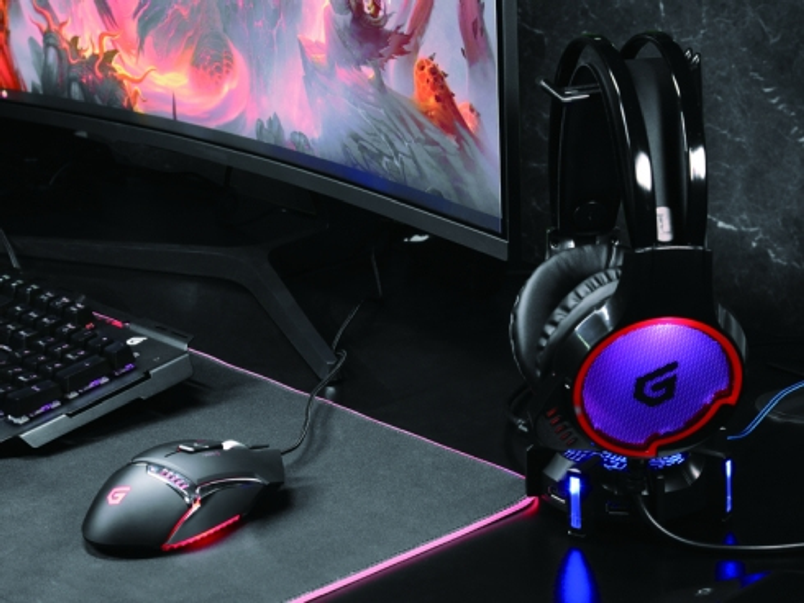 Configurazione gaming con cuffie su supporto, mouse e tastiera.