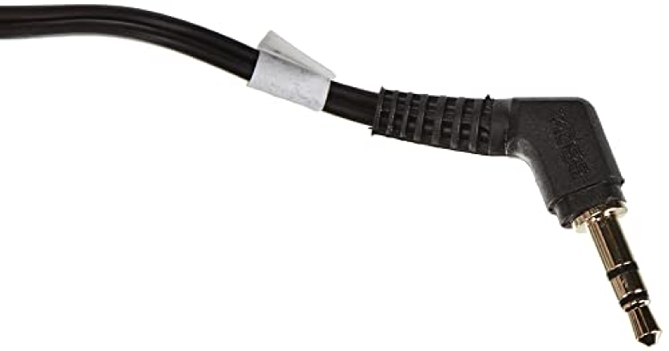 Czarny wtyk audio z czarnym kablem, pod kątem, gotowy do podłączenia. Wtyk audio ma trzy pierścienie.