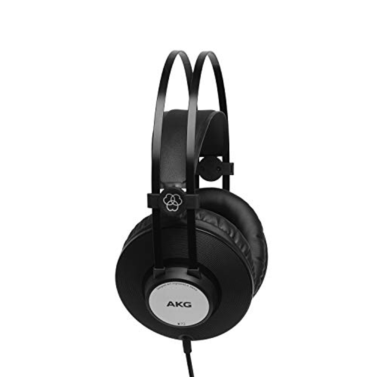 Cuffie nere. Le cuffie sono appese. Il marchio è AKG. Sfondo bianco.